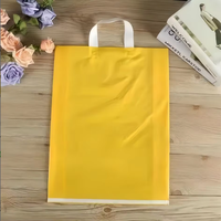 Sac de courses refermable en plastique PE tendance avec poignée découpée épaisse, option logo personnalisé, pour supermarché et emballage cadeau