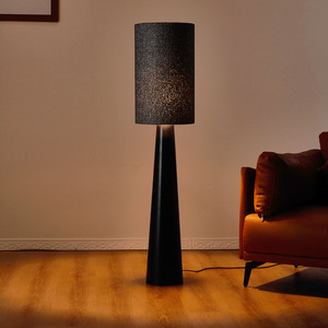 Lámpara de Pie Moderna Minimalista, Luz LED con Pantalla de Tela Negra, Decoración para Sala de Estar, Iluminación de 5-10 Metros - Product Image 1