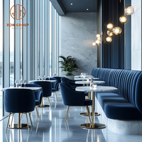 Ensemble de chaises rembourrées en velours bleu à dossier haut et table carrée en marbre Ron Group pour restaurant