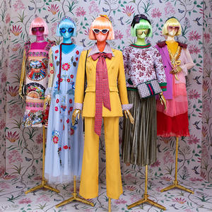 หุ่นโชว์เสื้อผ้าผู้หญิงครึ่งตัว ทำจากไฟเบอร์กลาส หรูหรา พร้อมฐานสี่เหลี่ยมสีทอง และท่าทางยืน สำหรับจัดแสดงเสื้อผ้า - Product Image 6