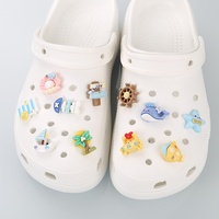 Breloque de chaussure populaire en caoutchouc 3D à motif floral avec appliques et strass, couleur personnalisée et taille de 2,5 à 3,5 cm pour la décoration de chaussures