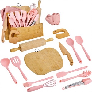 Ensemble de cuisine et de pâtisserie pour enfants avec ustensiles en silicone, couteau de sécurité pour enfants, rouleau à pâtisserie, planche à découper, tablier et panier de transport - Product Image 2