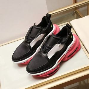 รองเท้ากีฬาผู้ชายและผู้หญิง ดีไซน์เนอร์ รองเท้าสวมพื้นหนา กันลื่น แฟชั่นลำลอง รองเท้าเดินเล่น รองเท้าเทนนิส - Product Image 1