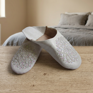 Chaussures plates d'intérieur pour femmes en cuir véritable blanc, brodées, à motif floral pointu, légères, respirantes, souples, toutes saisons - Product Image 2
