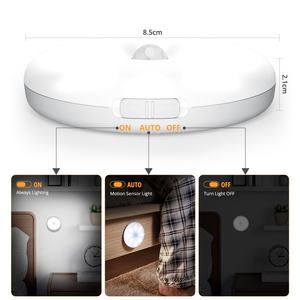 Luz LED inalámbrica con sensor de movimiento para armario, lámpara LED tipo loto para colgar sobre el gabinete, funciona con batería, ideal para espacios pequeños. - Product Image 2