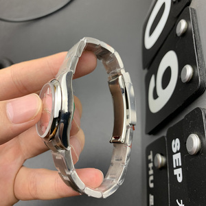 Vente en gros Montres automatiques mécaniques de luxe lumineuses étanches en acier inoxydable avec couronne en verre de saphir pour hommes - Product Image 4