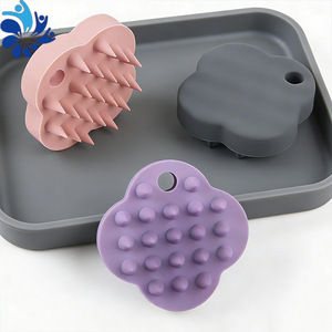 Cepillo de masaje para el cuero cabelludo de silicona con forma de pétalo y dientes cónicos para uso en el hogar y en salones de belleza - Product Image 3