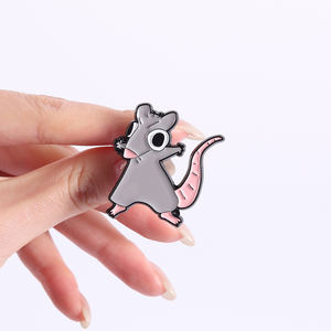 Spille in Smalto Divertenti con Opossum Grumoso, Citazione Sarcatica 'Non Posso Vivere Senza Rire e Amare', Spilla da Bavero all'Ingrosso - Product Image 4