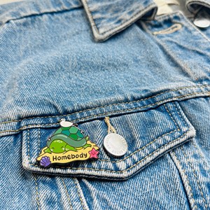 Vendita calda su misura di uccello bianco e tartaruga artigianato in metallo lettere personalizzate accessori Homebody duro morbido smalto spille cartone animato - Product Image 4