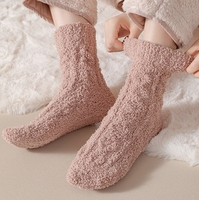Chaussettes de sol en molleton de corail pour femmes avec des techniques tricotées chaudes et confortables épaisses et chaudes pour l'hiver