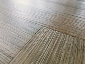 Suelos de lujo SPC híbridos con sistema de clic, de roble natural con grabado profundo en espiga, capa de resistencia al desgaste para alto tráfico, ideales para hoteles. - Product Image 3