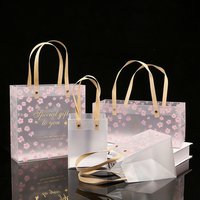 Sacs fourre-tout pliables en PP transparent givré avec impression sérigraphique, boîtes cadeaux élégantes et recyclables pour emballage cadeau