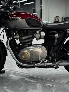 Moto d'occasion de marque rétro modèle T120 gris et rouge, 10300 km, année 2021, marque Enjoy, design emblématique - Product Image 2