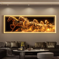 Salon à aménagement horizontal avec art mural sur le thème du cheval, décoration intérieure, objet d'art, peinture murale