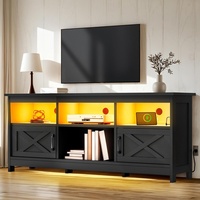 Mueble para TV Negro para Sala de Estar, Centro de Entretenimiento con Gabinetes de Almacenamiento, Tomacorriente y Luz LED, Consola para TV con Puertas Corredizas