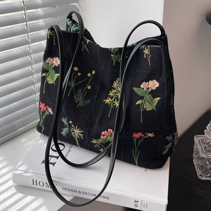 Sac seau en paille noir tendance YM pour femme, brodé de fleurs, imperméable, avec bandoulière en toile de coton brodée à la main - Product Image 2