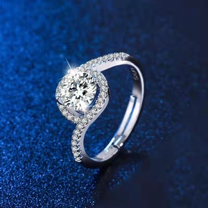 Nuovo Anello da Donna con Diamante Simulato, Design a Spirale con Angelo che si Bacia, Anello a Quattro Griffe con Diamanti, Anello in Moissanite Femminile, Vendita all'Ingrosso - Product Image 3