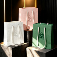 Sac cadeau en papier blanc gaufré de luxe discret avec texture lin croisé sans impression, artisanat de gaufrage pur