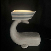 Diffuseur d'arômes sculptural en forme de baleine avec chargeur sans fil, accent lumineux en résine texturée bois, lampe design peinte à la main