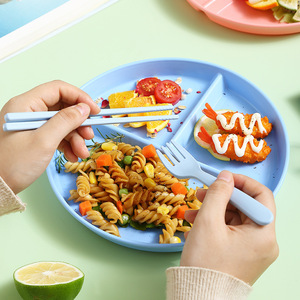 Plato de plástico dividido con base, tres compartimentos, comida saludable para uso doméstico, para niños, para bajar de peso, con cubiertos. - Product Image 4