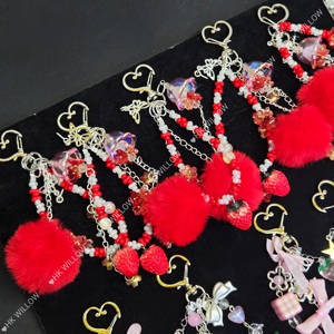 Produit Tendance 2026 : Porte-clés Fraise avec Vêtements, Breloque de Téléphone de Luxe, Accessoires de Téléphone en Gros - Product Image 3
