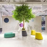 Ensemble de poufs et bancs modernes contemporains avec revêtement textile durable et structure métallique pour usage commercial, salon, bureau à domicile, hôtel, appartement