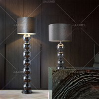 Lampe sur pied LED de style industriel nordique avec base en métal empilée et abat-jour en tissu doux pour maison d'hôtes, café, bureau