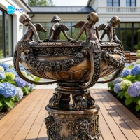 Statue d'ange antique en bronze poli, grande figure classique gravée, pot de fleurs pour la décoration de villas et de jardins de luxe