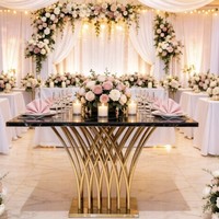 Table de réception de mariage de luxe avec base en acier inoxydable doré et plateau en verre noir