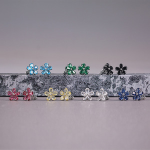 Orecchini a lobo con zirconi a forma di mini fiore, eleganti gioielli per studentesse e donne. - Product Image 5