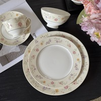 Vaisselle en céramique de luxe léger à motif floral rétro français : bols, assiettes, tasses à café avec soucoupes, assiettes à dessert et assiettes plates en porcelaine