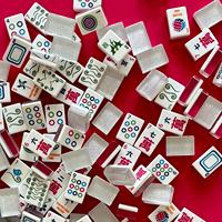 Jeu de tuiles de mahjong américain en acrylique blanc moderne monocouche, motif dessin animé sculpté, portable, durable, écologique, résistant à l'eau