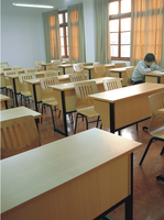Ensemble de bureau et chaise d'école moderne, écologique, ergonomique et durable pour 2 étudiants à prix abordable