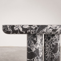 Table console en marbre veiné noir et blanc, plateau ovale arrondi, pieds cylindriques doubles, table moderne pour entrée, table de couloir en pierre, maison de rêve