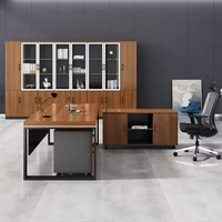 Bureau de direction en forme de L avec plateau en bois grainé, structure en métal noir mat et panneau de modestie
