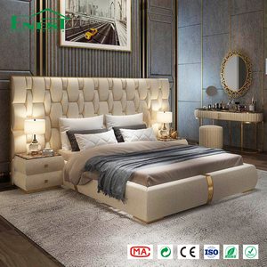 Juego de Muebles de Dormitorio Principal para Villa de Lujo, Diseño Italiano, Cama King Tapizada en Terciopelo con Mesitas de Noche Integradas - Product Image 1