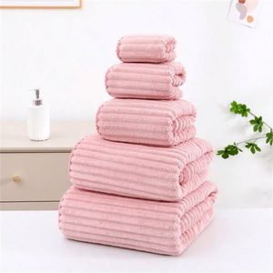 Juego de 5 Toallas de Baño de Felpa de Coral de Secado Rápido, Súper Absorbentes y de Alta Absorción para Playa, Piscina, Viajes y Ducha - Product Image 2
