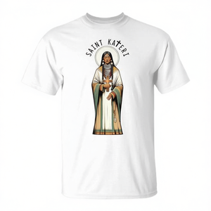 Camiseta Promocional Católica con la Imagen de la Lirio de los Mohawk y Santa Kateri Tekakwitha - Product Image 2