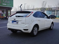 Clásico Ford Focus 2013 Manual, Confiable, Bajo Costo, con Techo Solar y Sensores Traseros, Perfecto para el Primer Auto