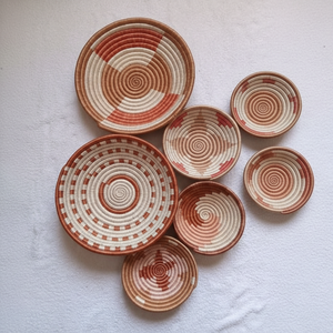 Placa de pared de hierba moonj hecha a mano en terracota y patrones blancos, disponible a precios al por mayor para pedidos a granel. - Product Image 1