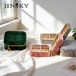 Estuche de Joyería de Terciopelo de Lujo Ligero, Mini Estuche de Viaje Portátil para Aretes, Anillos y Collares, Organizador de Almacenamiento Compacto - Product Image 3