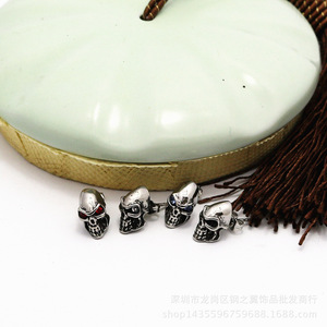 Yunnique Boucles d'oreilles clous tête de mort en acier inoxydable, style punk unisexe, design géométrique - Product Image 5
