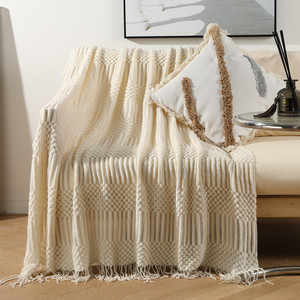 Vente en gros usine : Plaid tricoté confortable style nordique couleur caramel, à franges, pour canapé, hôtel et bureau - Product Image 5