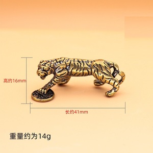 1 pieza de estatuas de tigre de latón hechas a mano, arte decorativo vintage con detalles intrincados, decoración de escritorio - Product Image 3