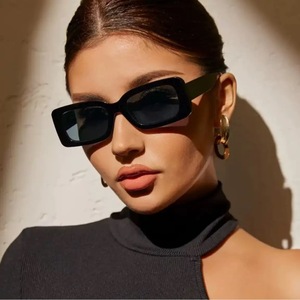 Gafas de Sol Unisex Europeas Americanas con Marco Pequeño, Marco de PC Negro, Protección UV380 Clase 2, Estilo Retro de Moda - Product Image 1