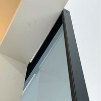 Porte coulissante invisible en verre et aluminium à cadre fin cannelé, sur mesure, pour salon, avec rail dissimulé