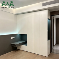Armoires en bois sur mesure au design moderne avec coiffeuse intégrée et dressing pour villas – Mobilier de chambre autoportant
