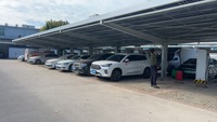 Structure de carport en acier avec support au sol pour panneaux photovoltaïques et système de charge, support de panneaux solaires pour stationnement de voitures