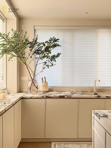 طاولة جزيرة من رخام كالاكاتا فيولا المخصصة من YUSHI، سطح مطبخ عصري بتصميم بلغاري للفنادق والفلل - Product Image 6