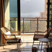 Ensemble de trois pièces de mobilier de loisirs de luxe léger en rotin de style nordique pour extérieur : table et chaises pour balcon, cour et patio domestique